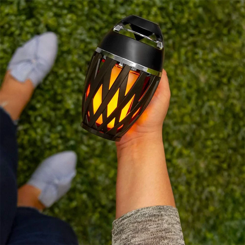 Fáklya alakú Bluetooth hangszóró valósághű láng effekttel - por- és vízálló, akkumulátoros