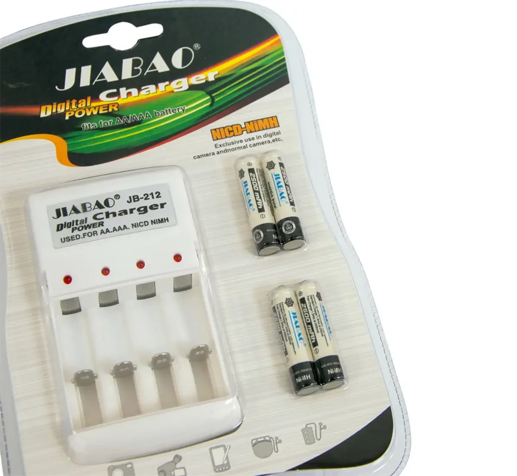 Univerzális elemtöltő + 4 db tölthető 2100mAh ceruza akku