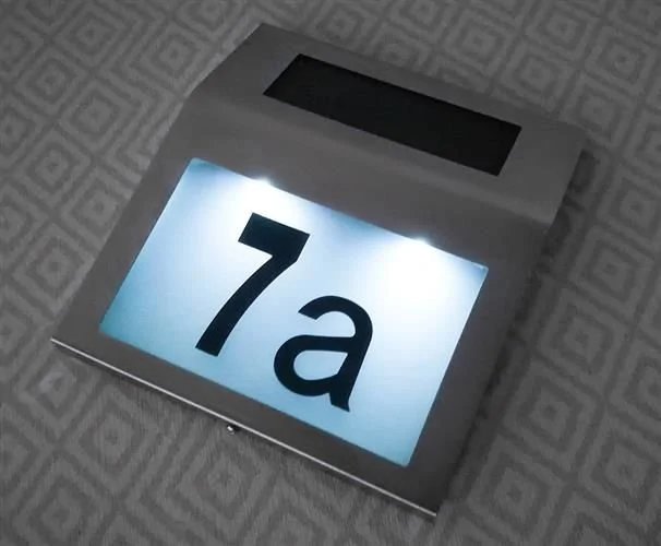 Napelemes LED házszámtábla - automatikus világítás és könnyű felszerelés a tökéletes láthatóságért