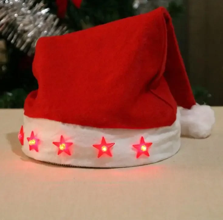 Univerzális méretű Mikulás sapka bojttal és világító csillagokkal légáteresztő filc anyagból - piros, fehér