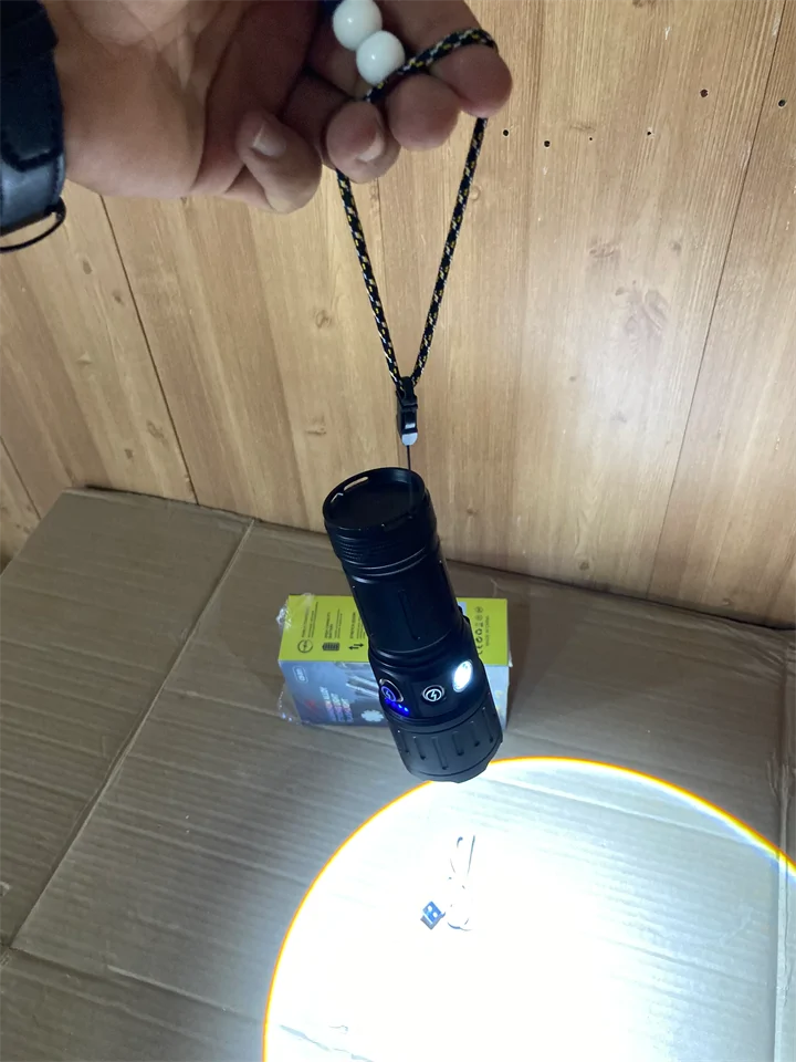 Taktikai zseblámpa extra nagy kapacitású akkuval