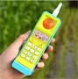 Zenélő, retro mobiltelefon alakú elemes játék babáknak gombokkal és hanghatásokkal